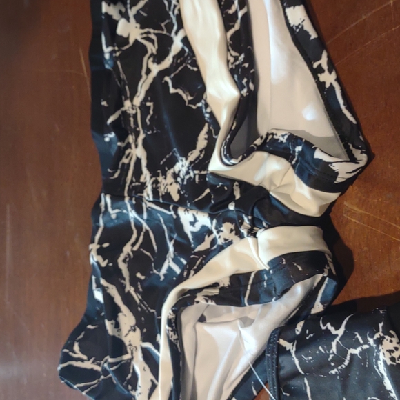 NWT 2 Piece Swimsuit by WENLY ZENG size L - Picture 2 of 9